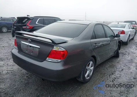 2005 Toyota Camry Le z USA, uszkodzony, nr VIN 4T1BE32K55U524413